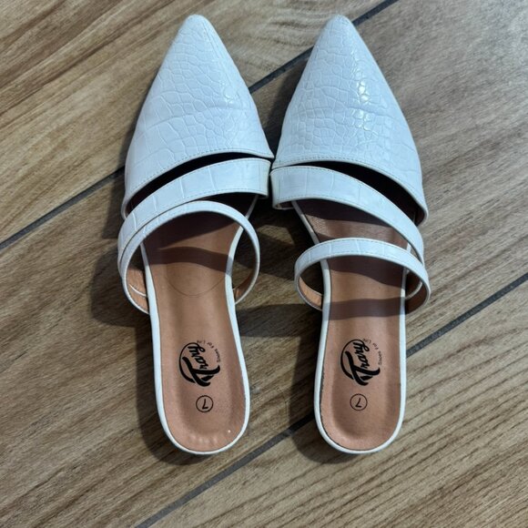 Women's White Pointy Toe Slides for Women, Flat Mule Slides size 7 - Picture 4 of 4